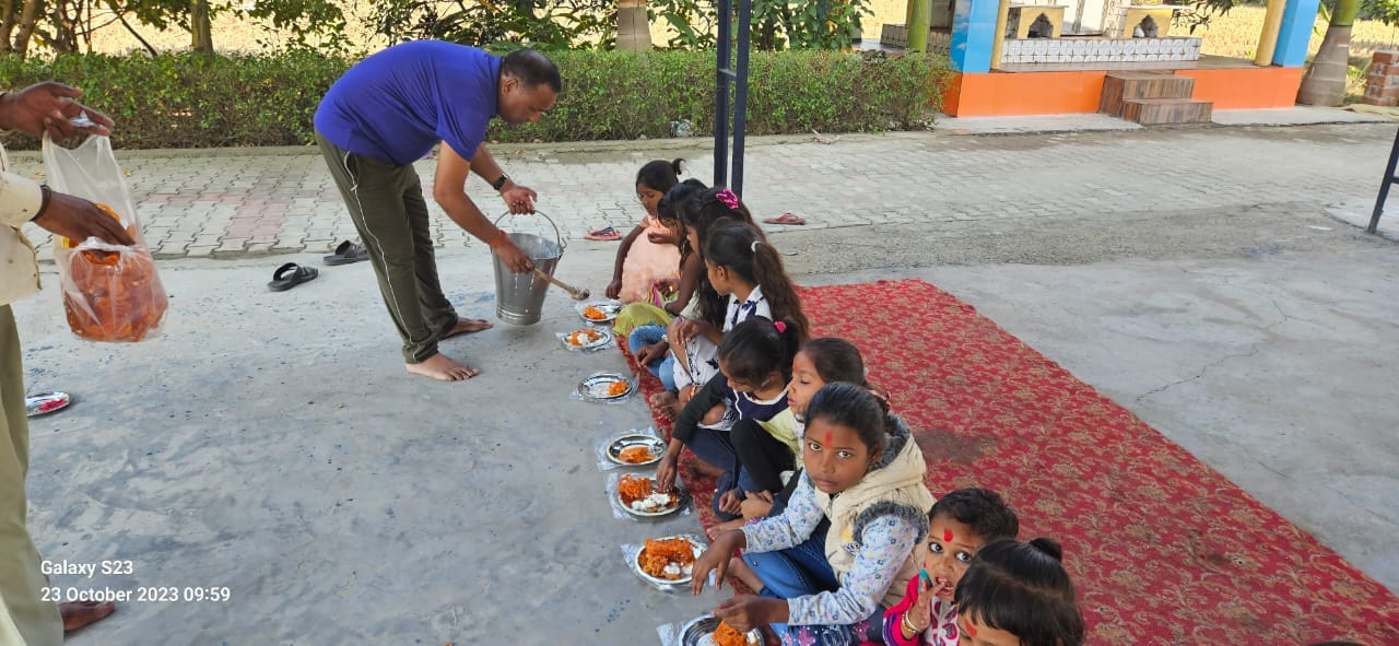 शहर के यशवंतरी देवी मंदिर पर कन्या भोज कराते श्रद्धालु । संवाद