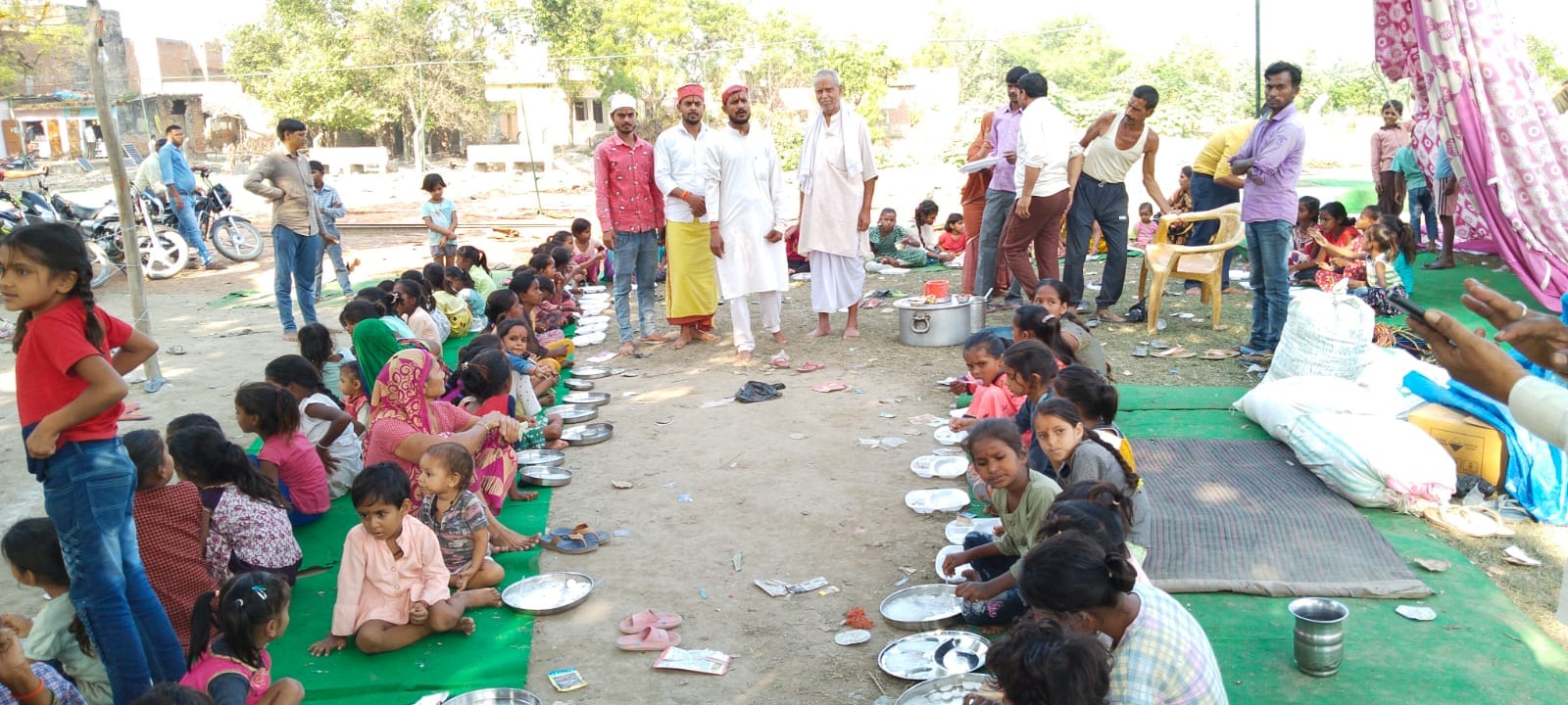 शहर के यशवंतरी देवी मंदिर पर कन्या भोज कराते श्रद्धालु । संवाद