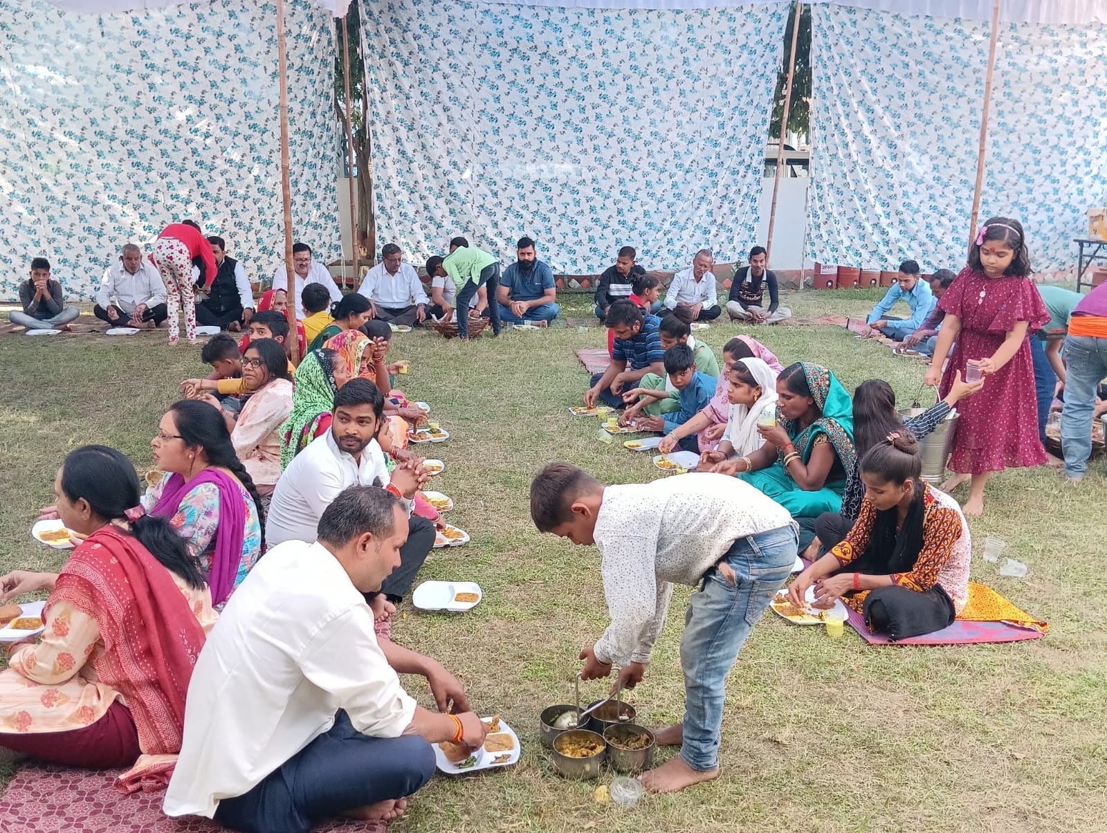शहर के यशवंतरी देवी मंदिर पर कन्या भोज कराते श्रद्धालु । संवाद