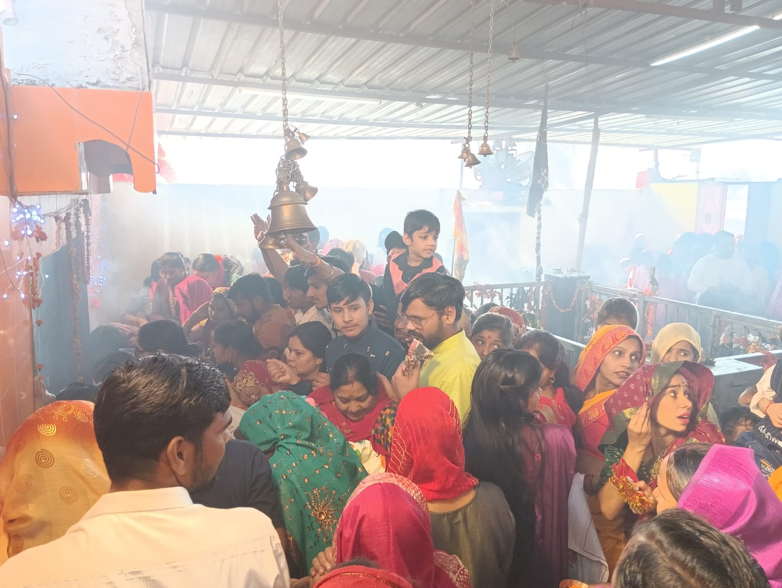 शहर के यशवंतरी देवी मंदिर पर कन्या भोज कराते श्रद्धालु । संवाद