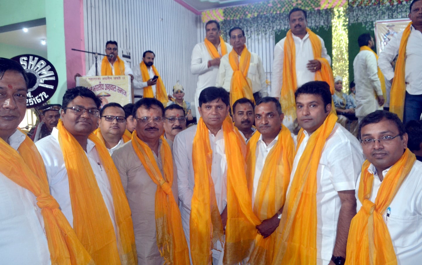 शामली  में अग्रसेन  बरात घर में  महाराजा अग्रसेन के चित्र पर  तिलक करते  वैश्य समाज के लोग