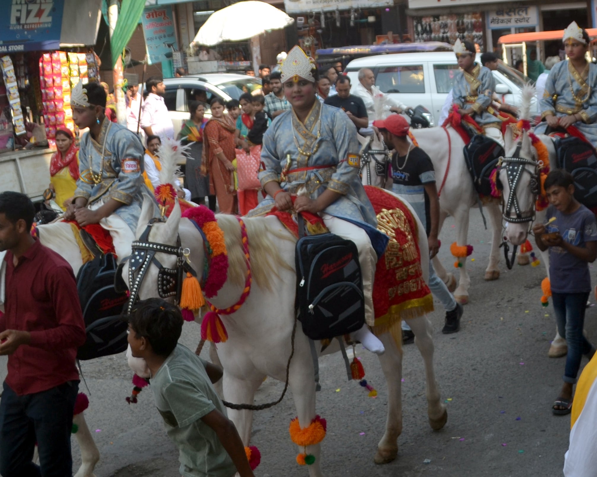 शामली  में अग्रसेन  बरात घर में  महाराजा अग्रसेन के चित्र पर  तिलक करते  वैश्य समाज के लोग