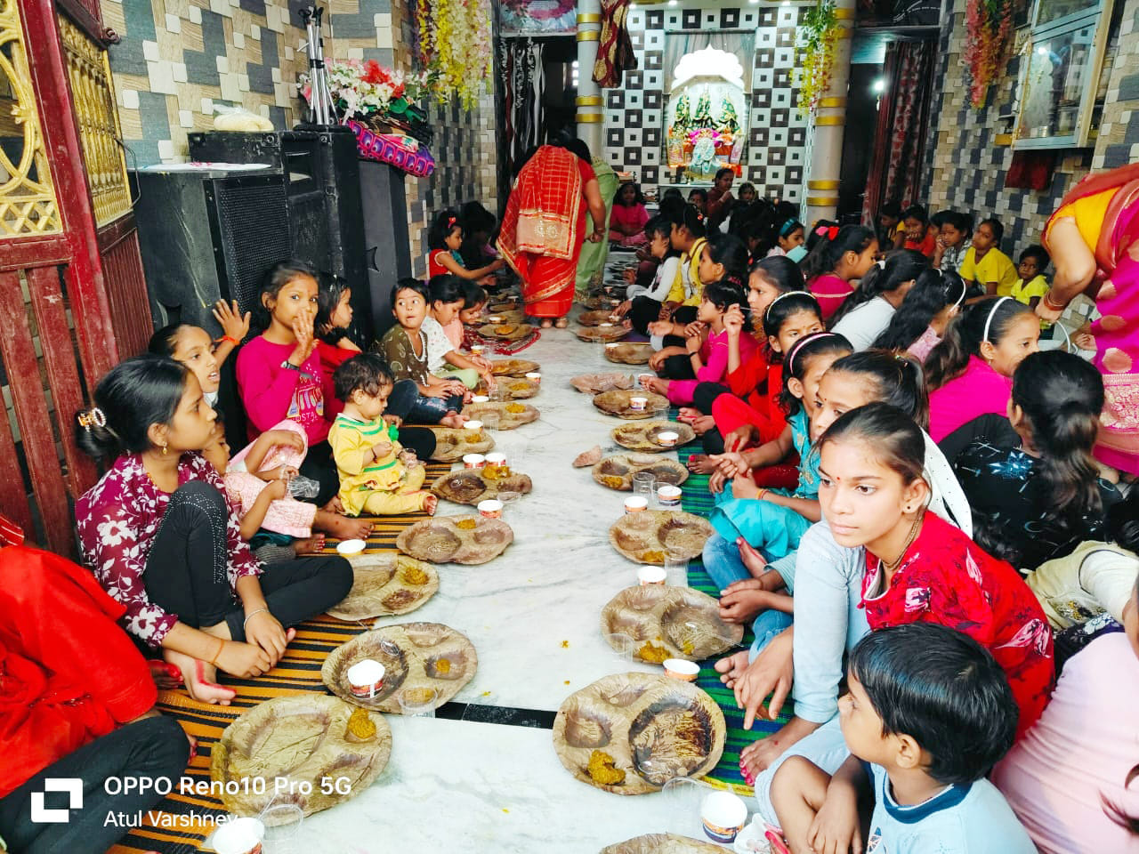 दहगवा में नवरात्री पर निकाली गई देवी मां की प्रभात फेरी में शामिल लोग। संवाद