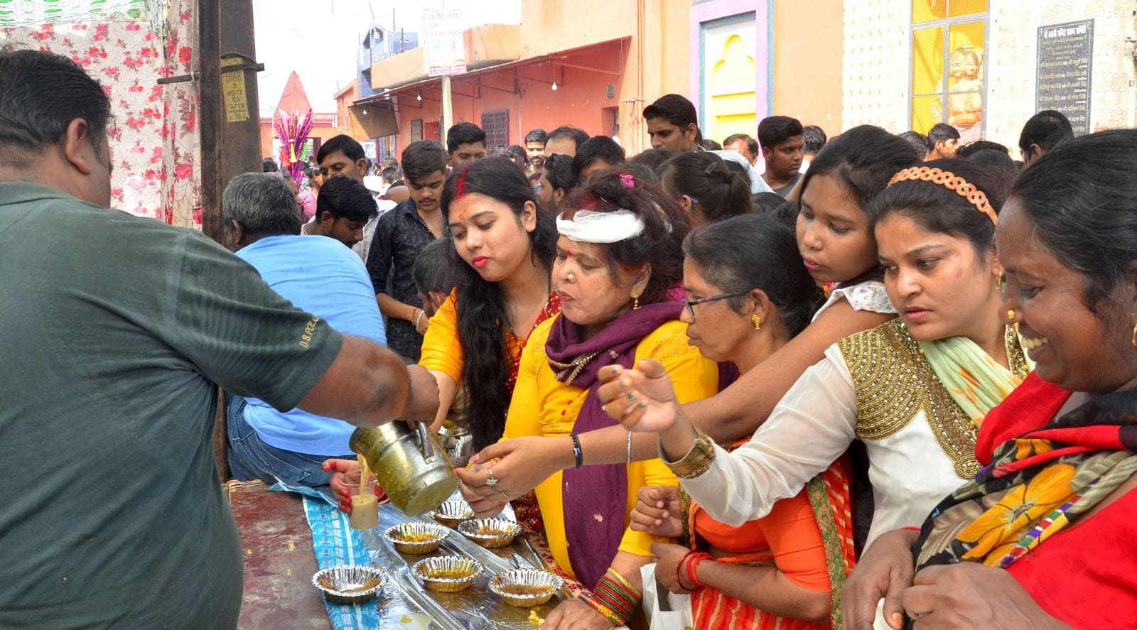 दहगवा में नवरात्री पर निकाली गई देवी मां की प्रभात फेरी में शामिल लोग। संवाद