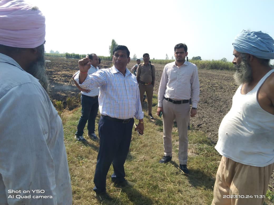 बगैर एसएमएस के लगी कंबाइन से हो रही धान कटाई एसडीएम ने पकड़ी ।स्रोत - राजस्व विभाग