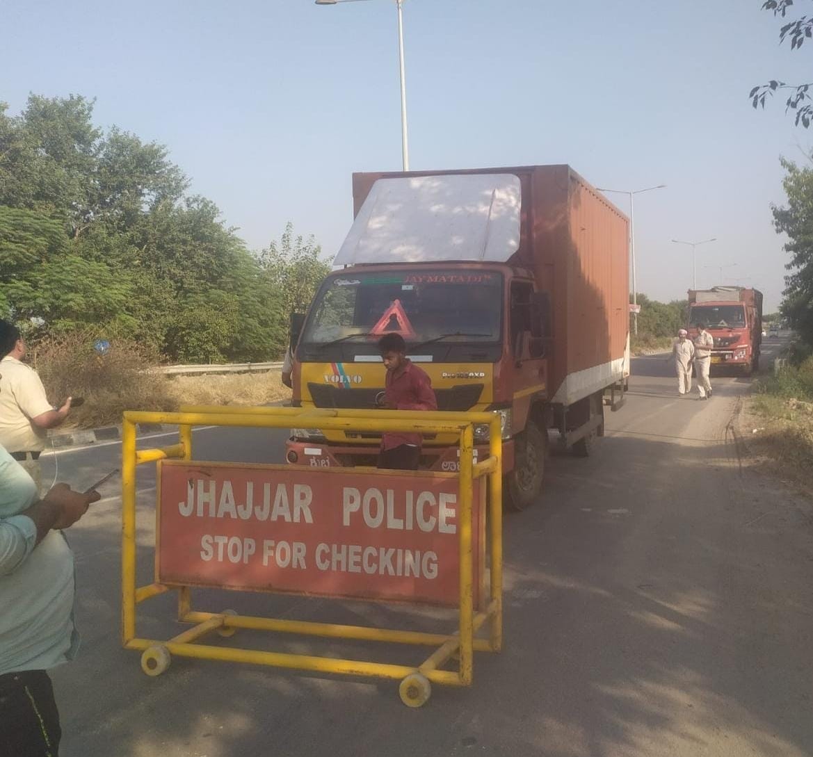 jjrp28 हाईवे पर वाहनों की जांच करते पुलिस की टीम ।स्त्रोत पुलिस प्रशासन jjrp28 हाईवे पर वाहनों की जांच करते पुलिस की टीम ।स्त्रोत पुलिस प्रशासन