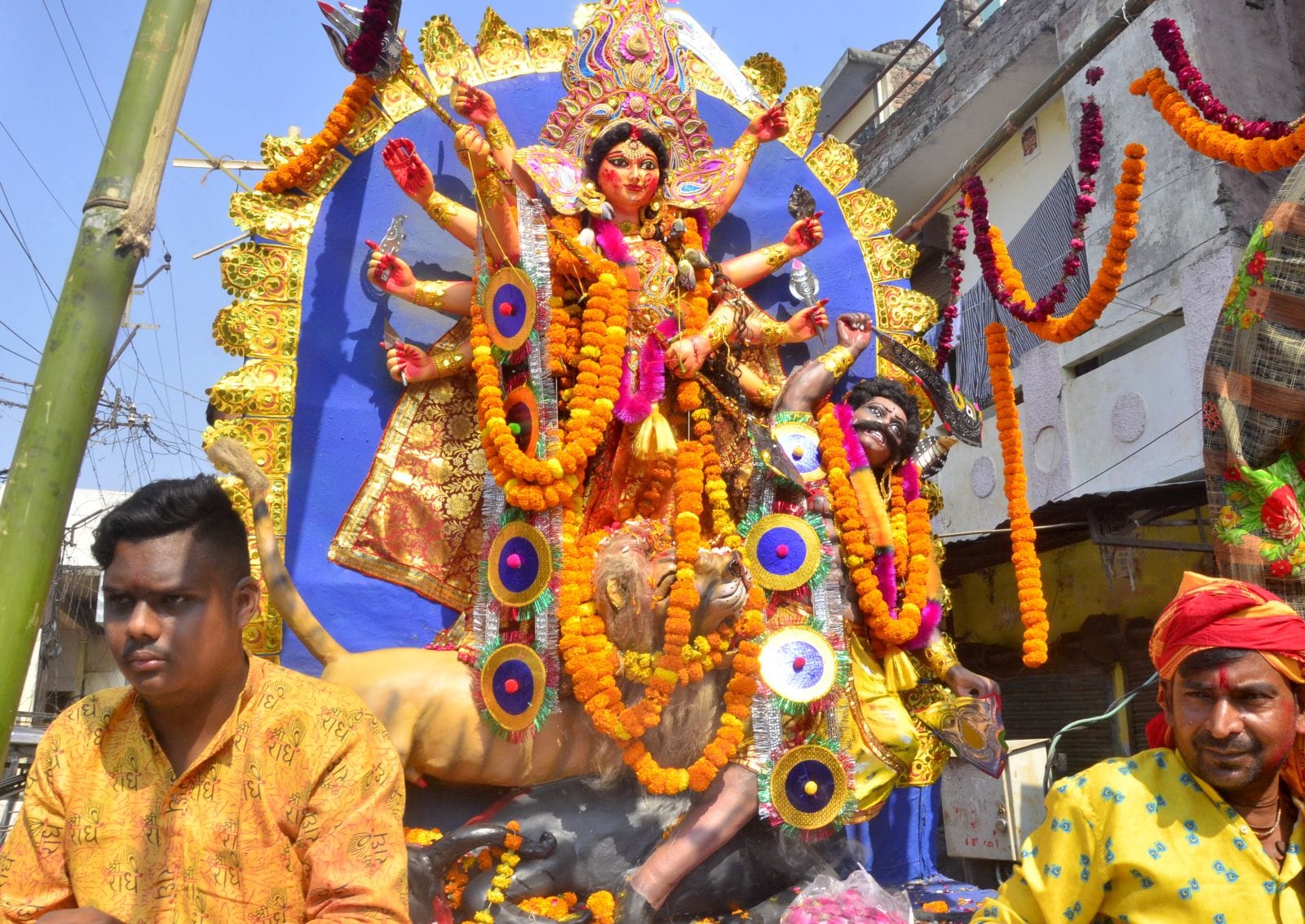 मां दुर्गा विसर्जन यात्रा में नृत्य करते श्रद्धालु। संवाद