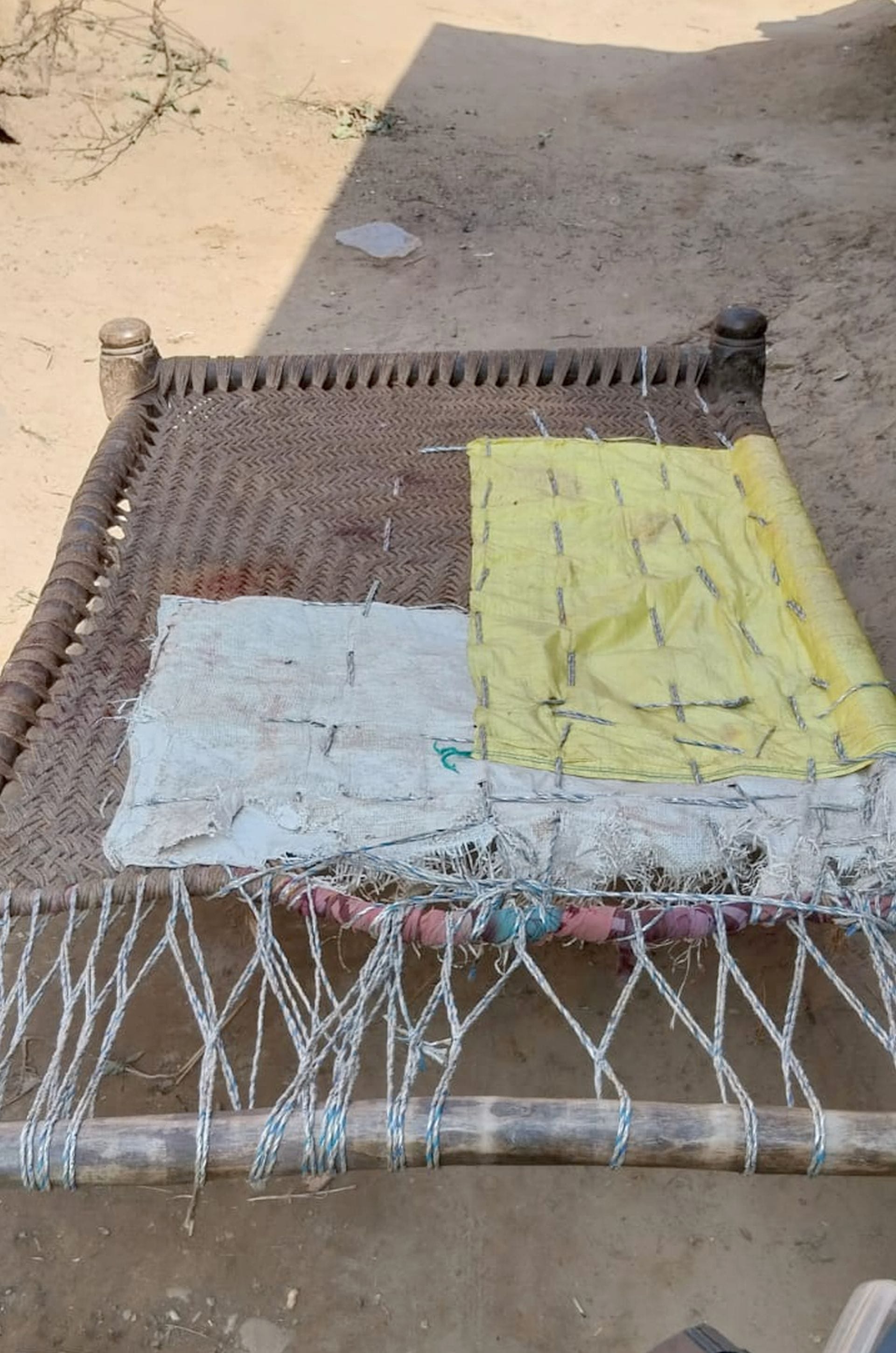 मोहननगला गांव में गमगीन बैठा युवक का परिवार। संवाद