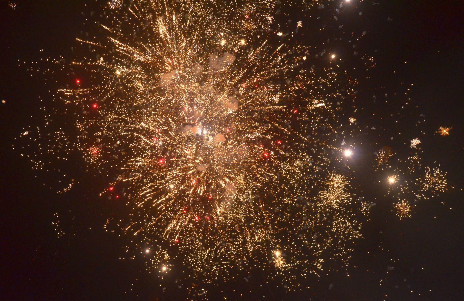 रावण का अस्ति-पंजर लेने को टूट पड़ी भीड़। संवाद