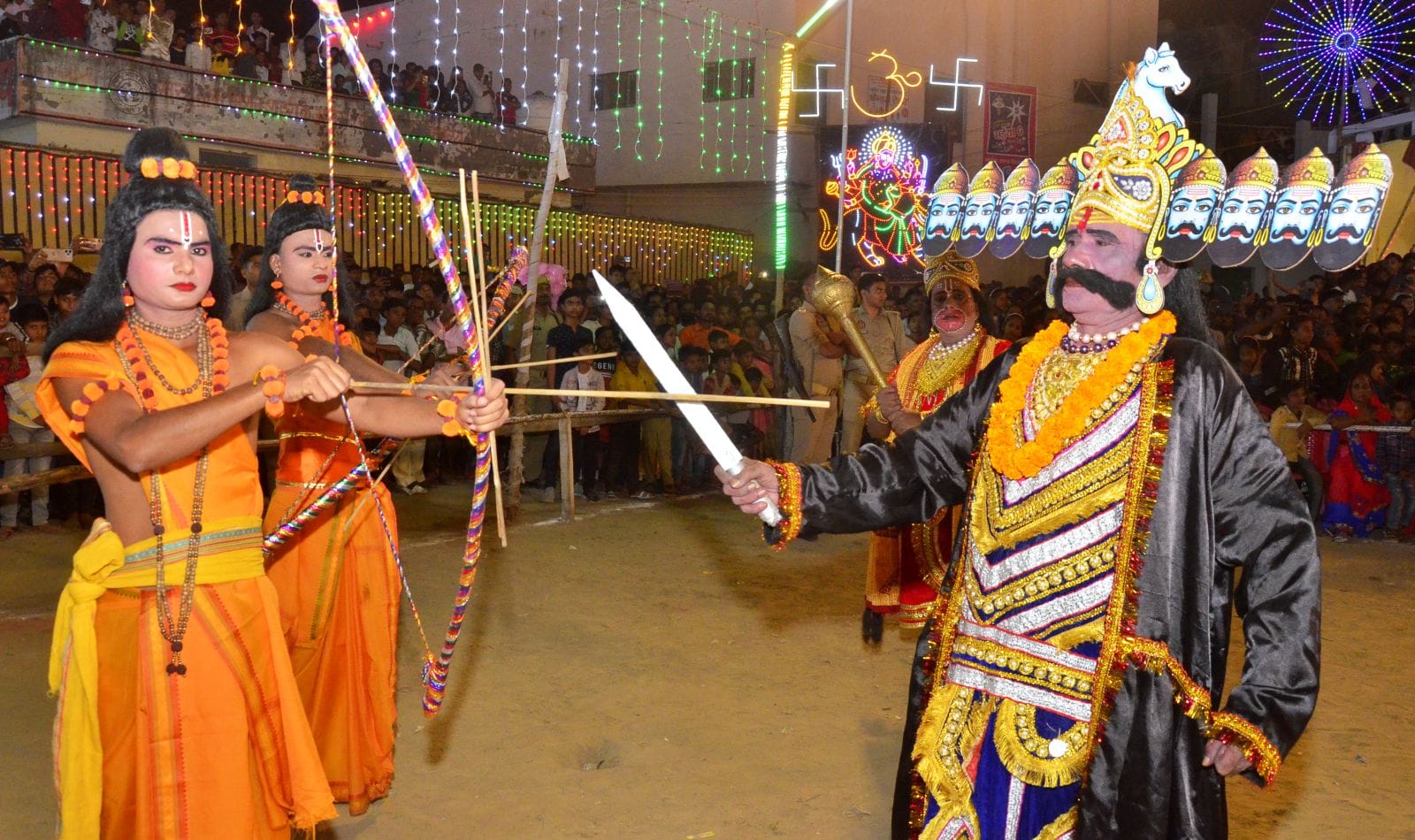 रावण का अस्ति-पंजर लेने को टूट पड़ी भीड़। संवाद