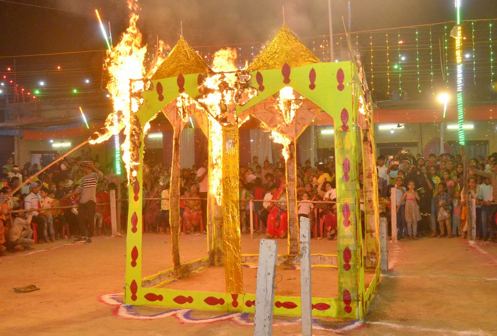 रावण का अस्ति-पंजर लेने को टूट पड़ी भीड़। संवाद