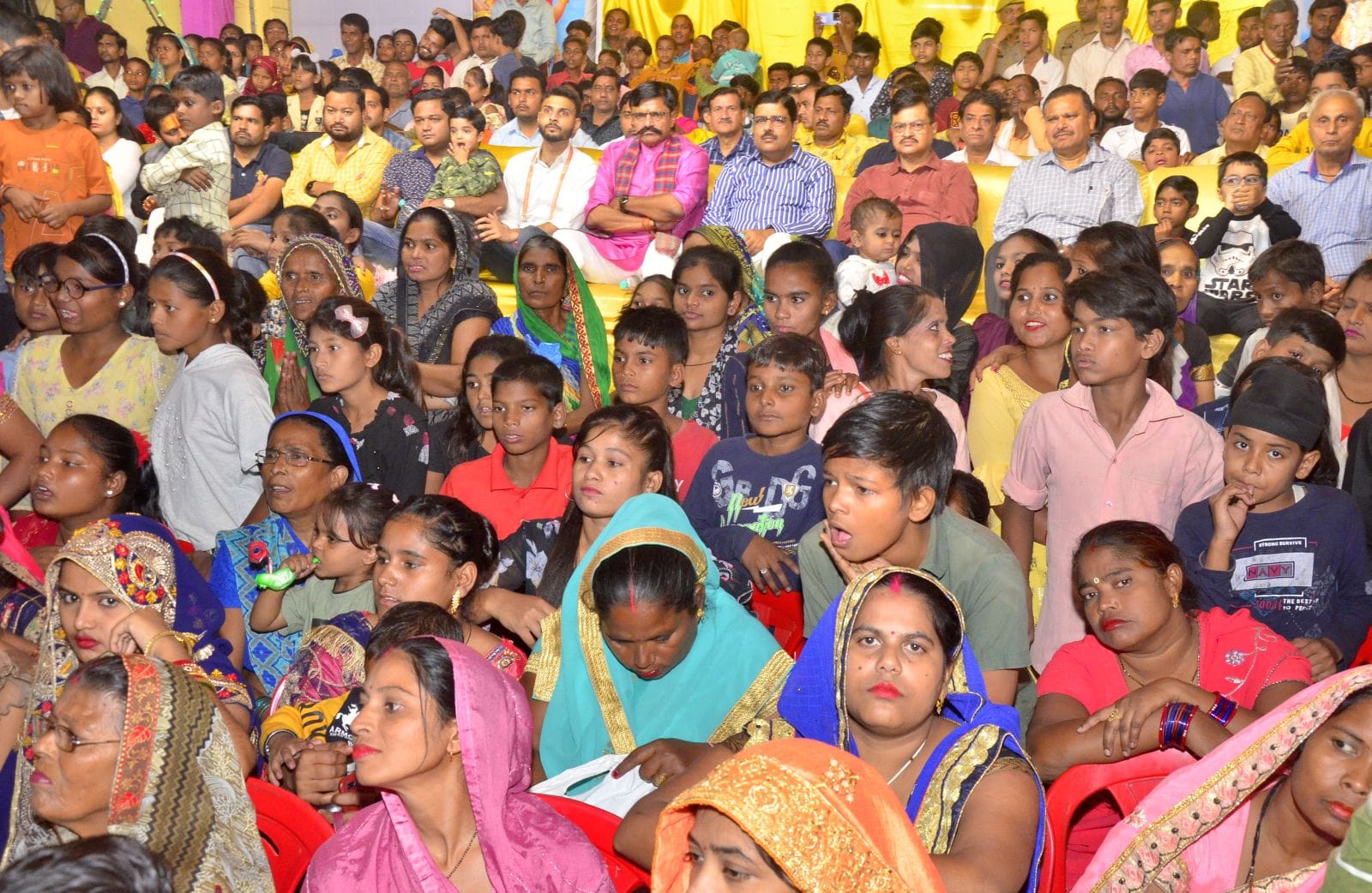 रावण का अस्ति-पंजर लेने को टूट पड़ी भीड़। संवाद