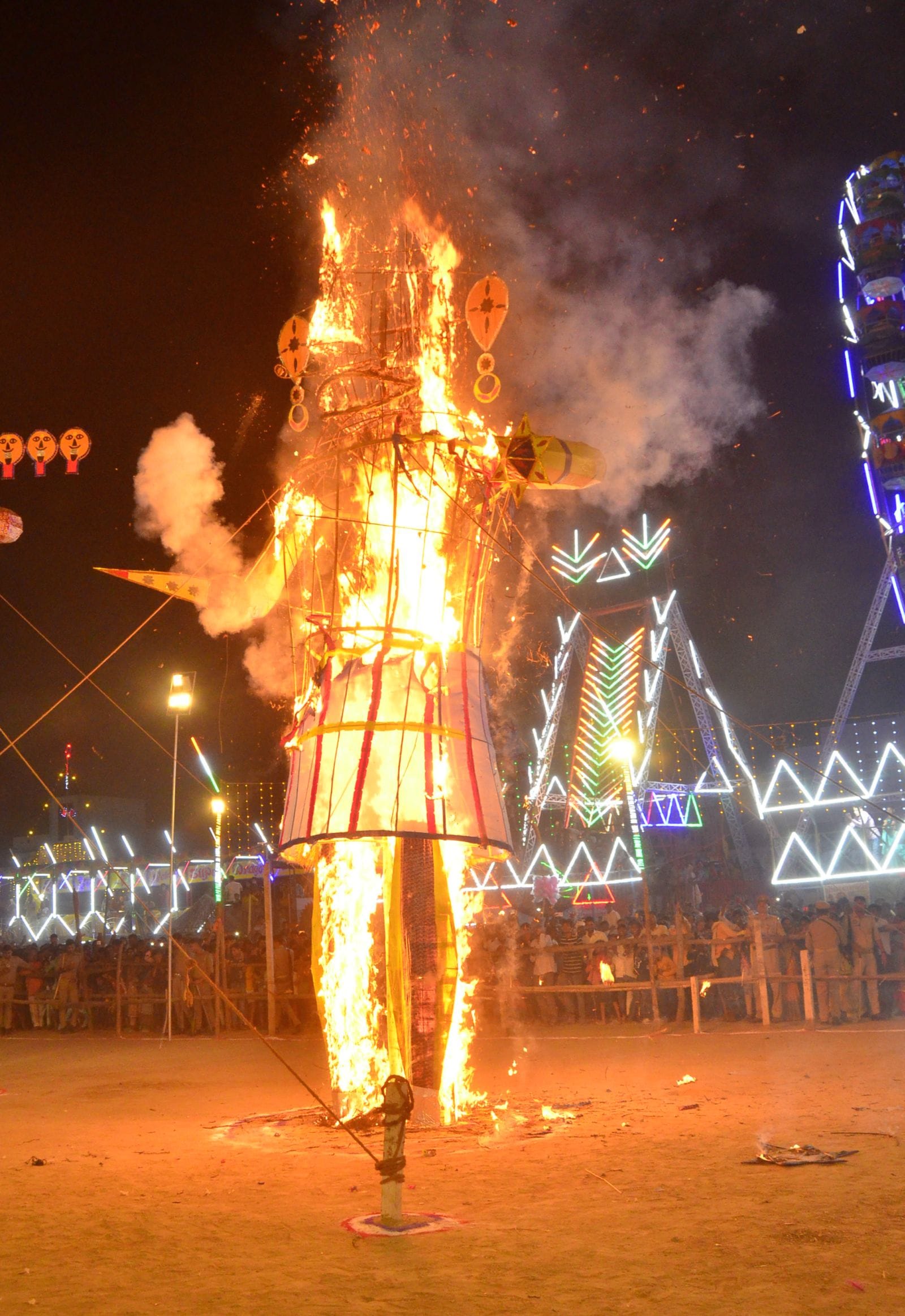 रावण का अस्ति-पंजर लेने को टूट पड़ी भीड़। संवाद