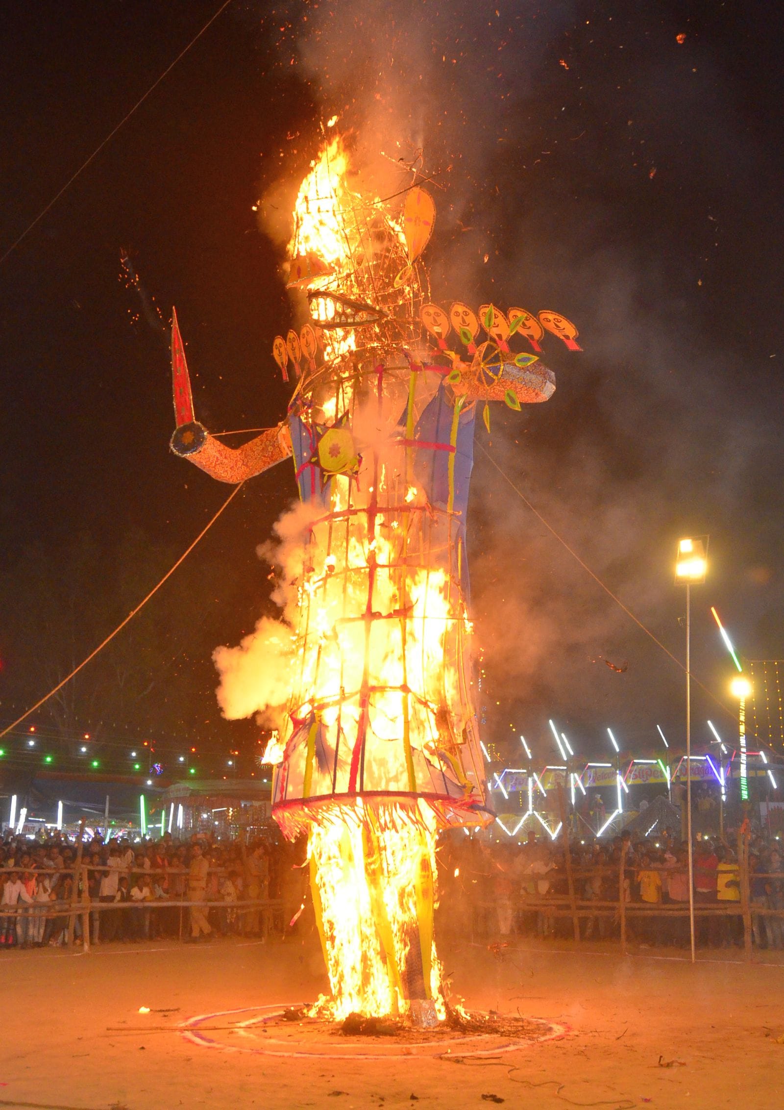 रावण का अस्ति-पंजर लेने को टूट पड़ी भीड़। संवाद