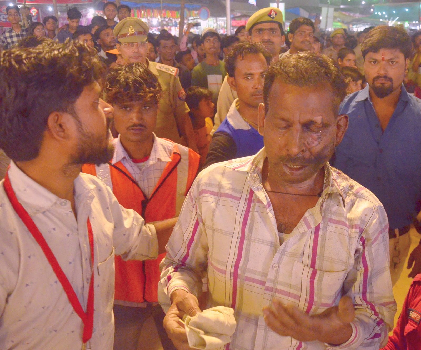 रावण का अस्ति-पंजर लेने को टूट पड़ी भीड़। संवाद