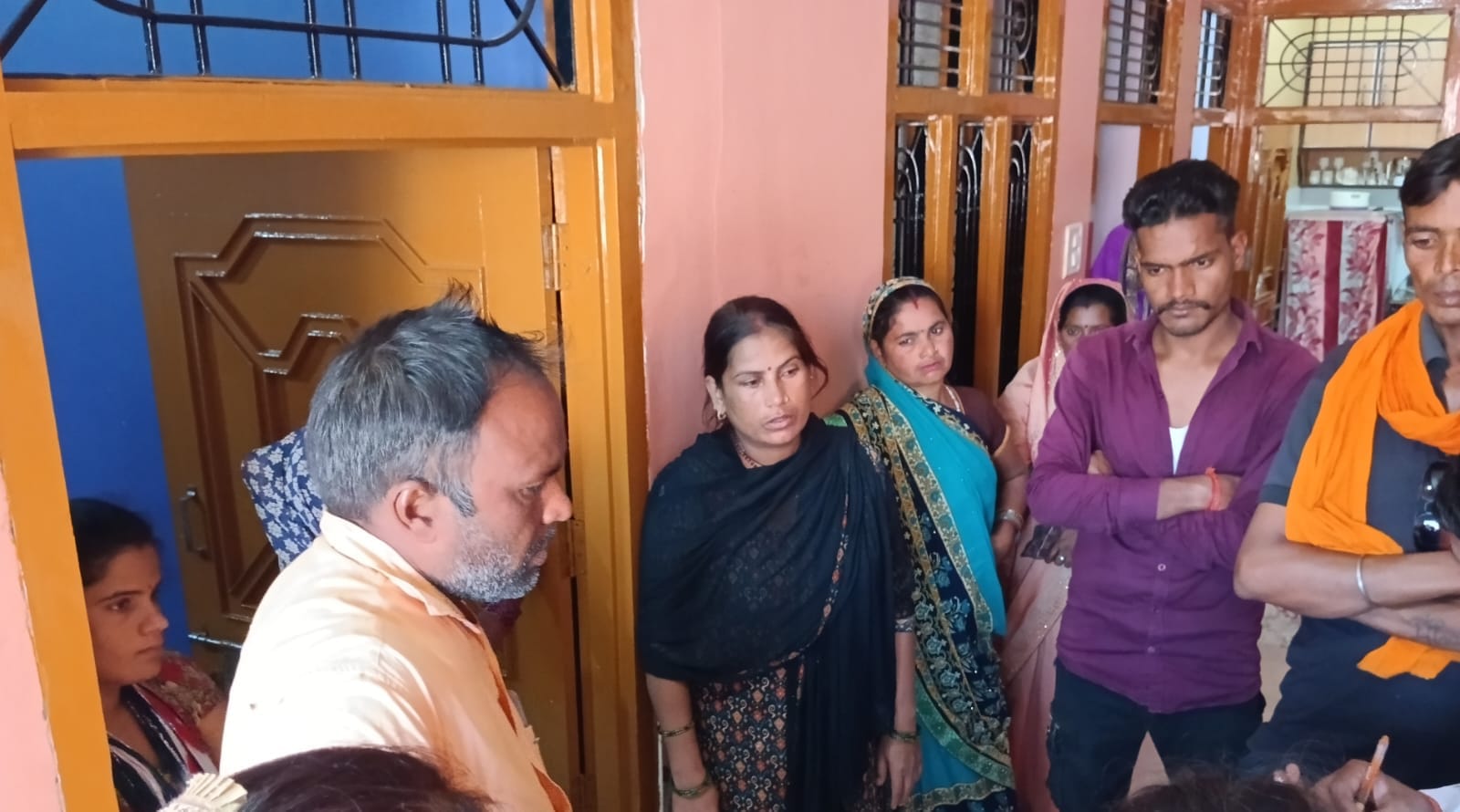 शहर के मोहल्ला सुनगढ़ी में मकान में चोरी की घटना के बाद खोली पड़ी अलमारी व बिखरा समान । संवाद