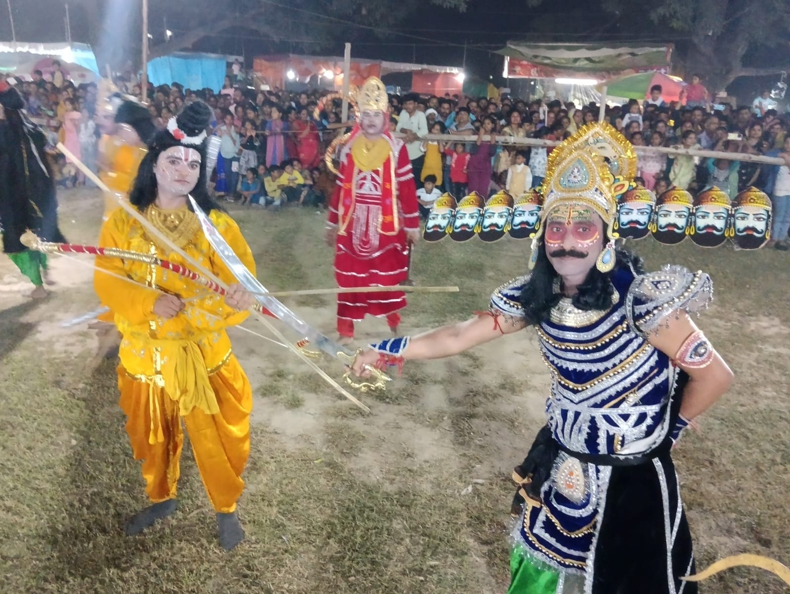 शहर के रामलीला मैदान पर आयोजित श्रीराम लीला महोत्सव में लीला का मचंन करते कलाकार । संवाद