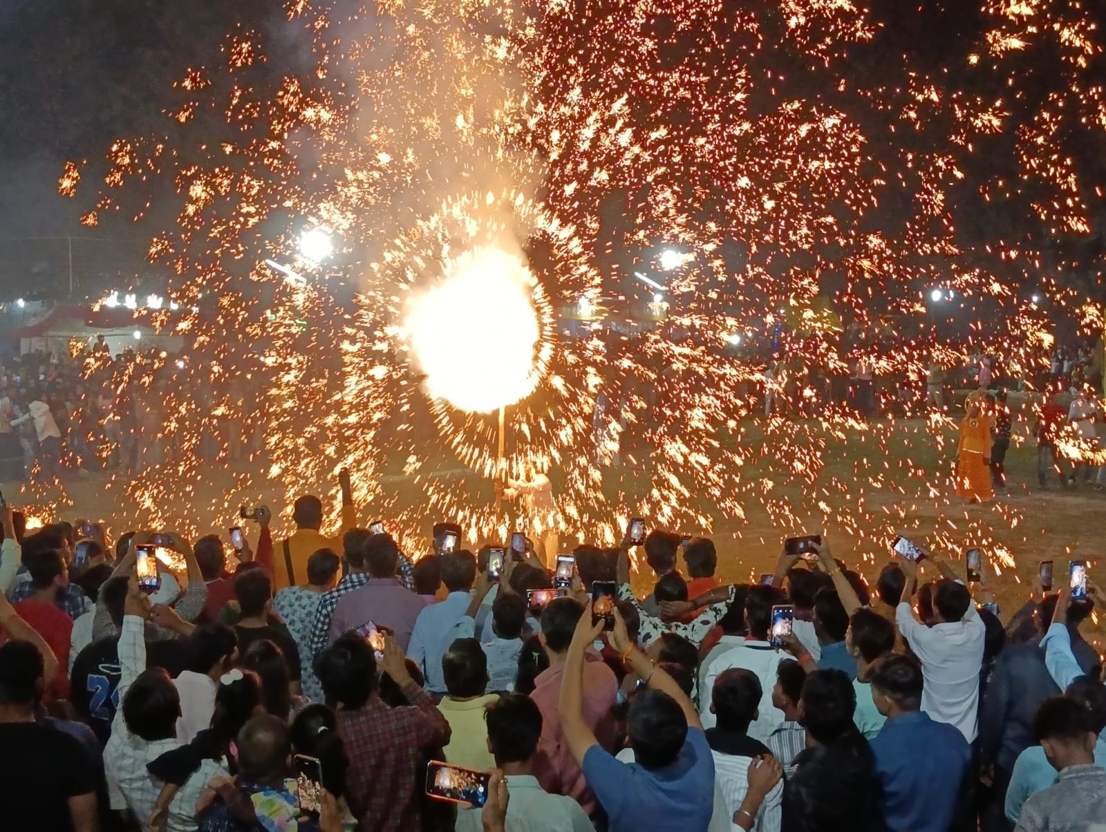 शहर के रामलीला मैदान पर आयोजित श्रीराम लीला महोत्सव में लीला का मचंन करते कलाकार । संवाद