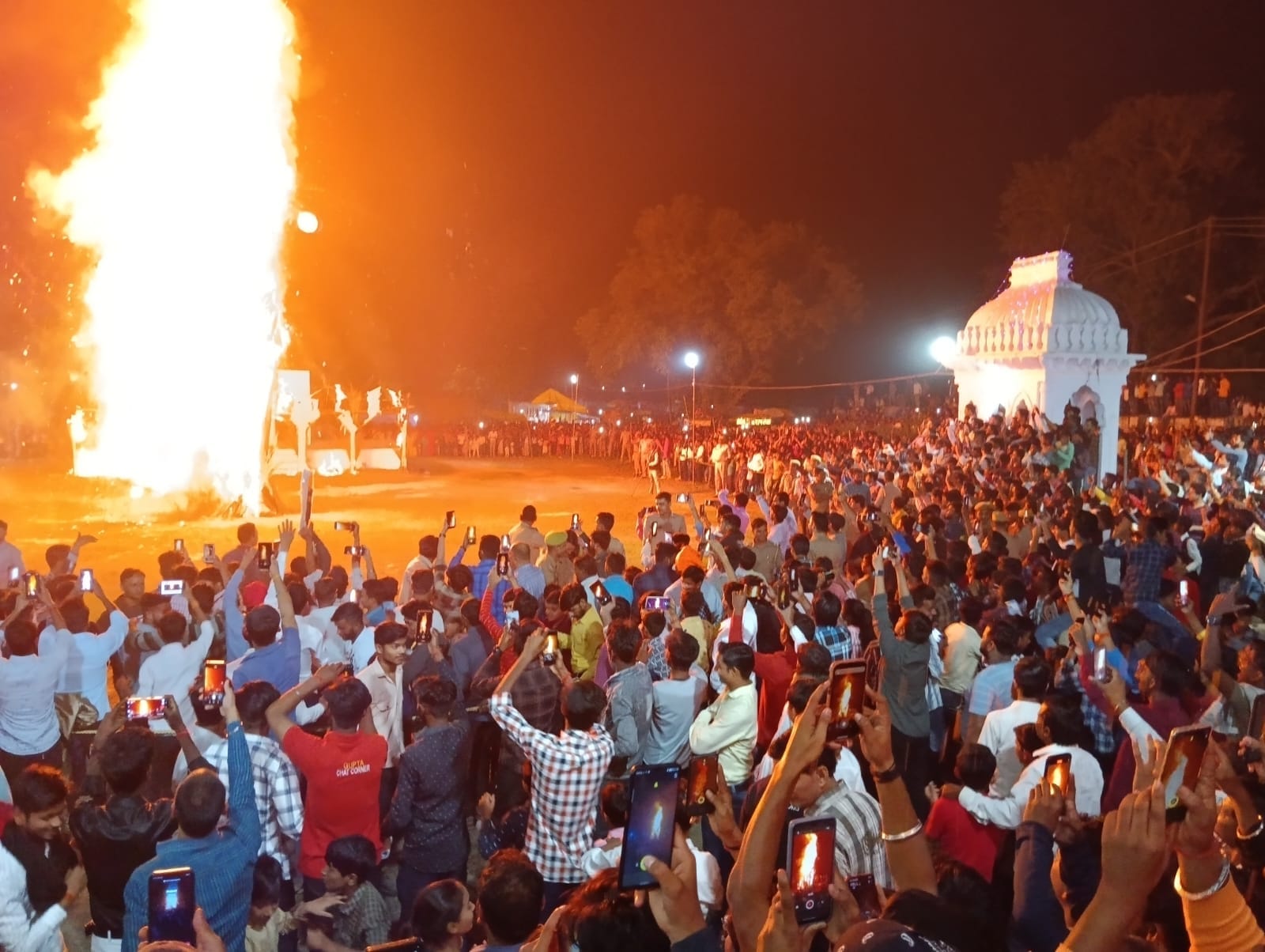 शहर के रामलीला मैदान पर आयोजित श्रीराम लीला महोत्सव में लीला का मचंन करते कलाकार । संवाद