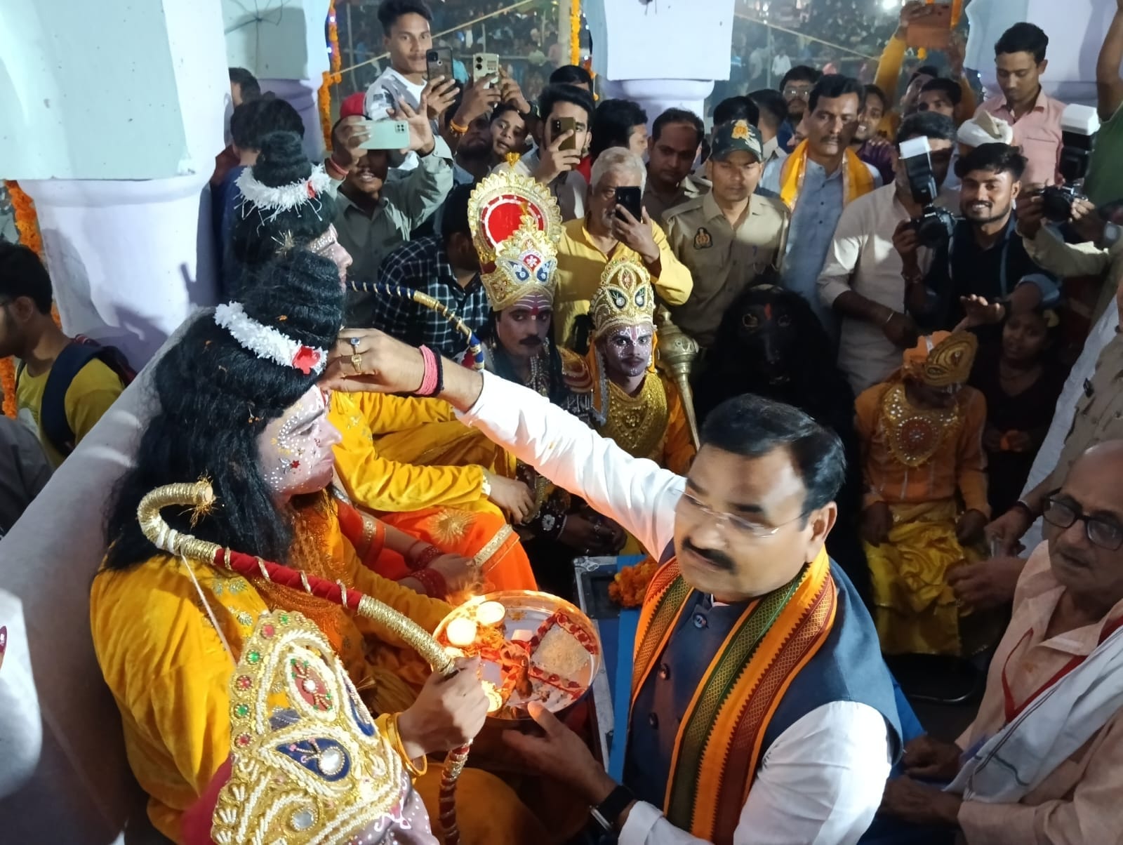 शहर के रामलीला मैदान पर आयोजित श्रीराम लीला महोत्सव में लीला का मचंन करते कलाकार । संवाद