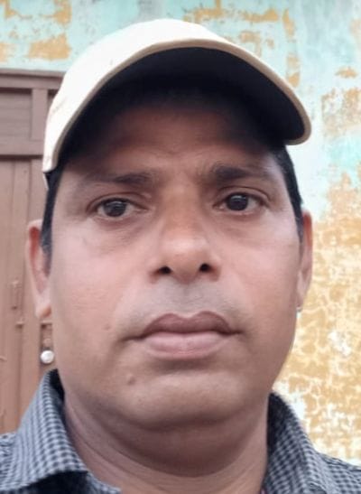 दबतोरा गांव में नाली में जमा गंदगी। संवाद