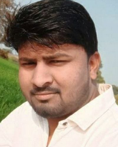 दबतोरा गांव में नाली में जमा गंदगी। संवाद