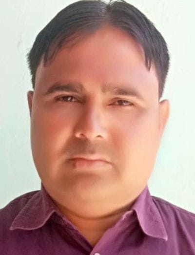 दबतोरा गांव में नाली में जमा गंदगी। संवाद