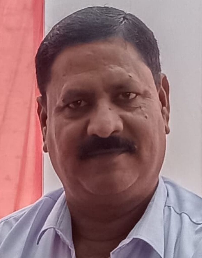 दबतोरा गांव में नाली में जमा गंदगी। संवाद