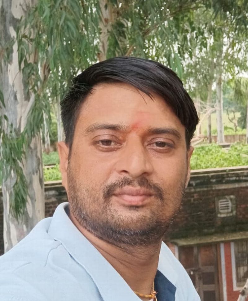 दबतोरा गांव में नाली में जमा गंदगी। संवाद