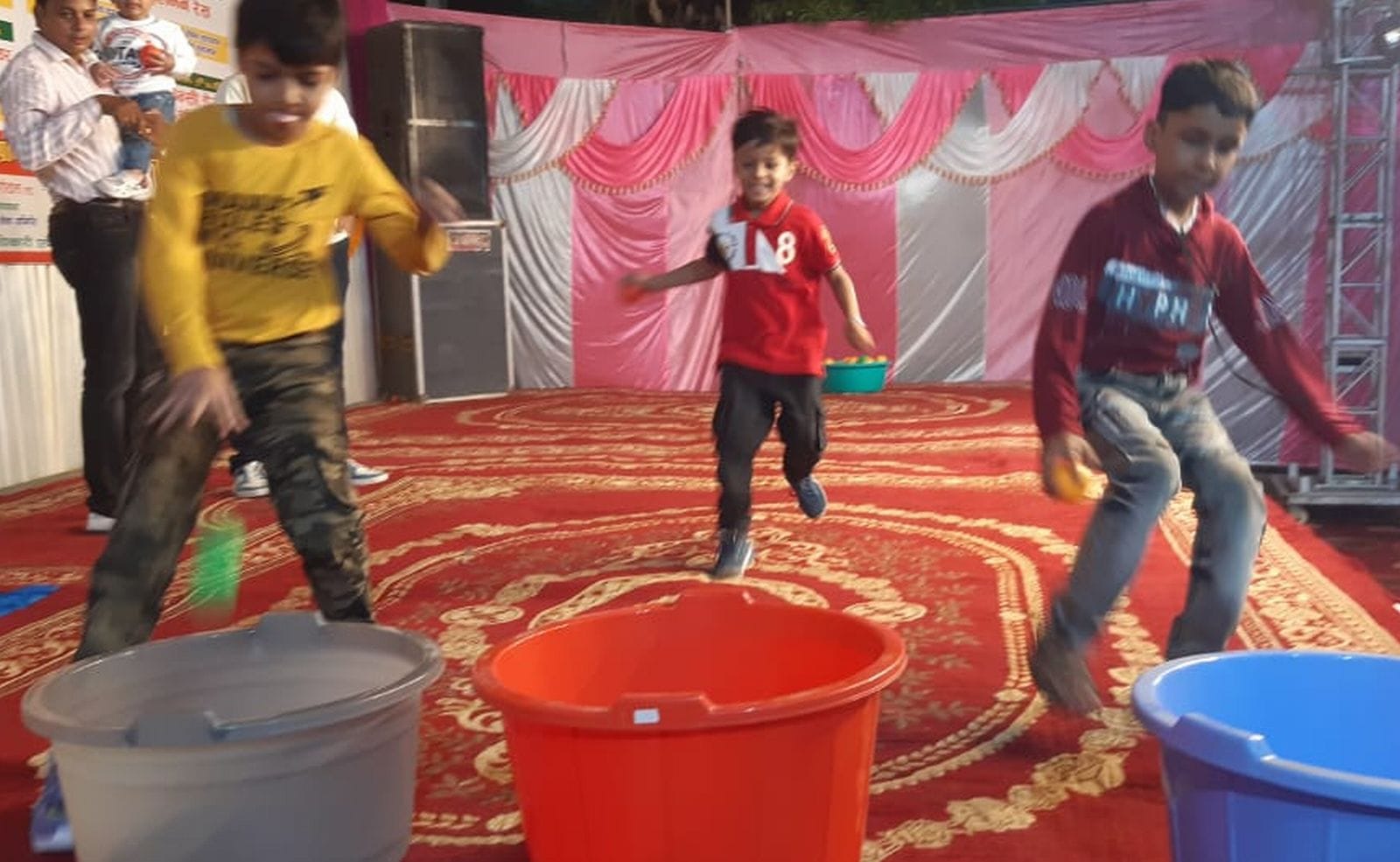 उझानी में अग्रसेन जयंती शुरू होने पर दीप प्रज्वलित करते समय अतिथि गण। संवाद