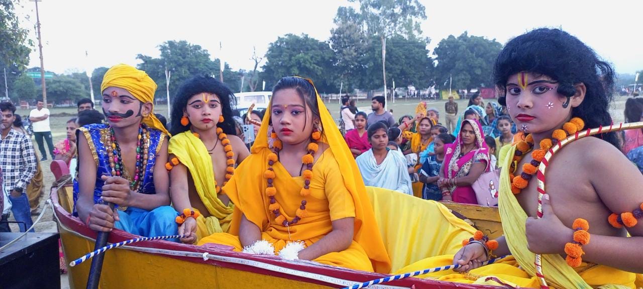 ओसीएफ इस्टेट से श्रीराम के राज्याभिषेक की शोभायात्रा को हरी झंडी दिखाकर रवाना करतीं टीसीएल डब्