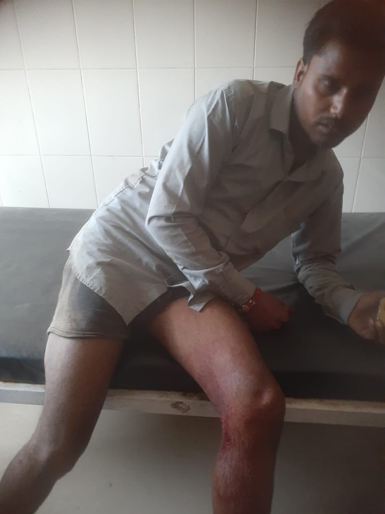 पिपरिया संतोष गांव में हमले के बाद लगी भीड़ । संवाद