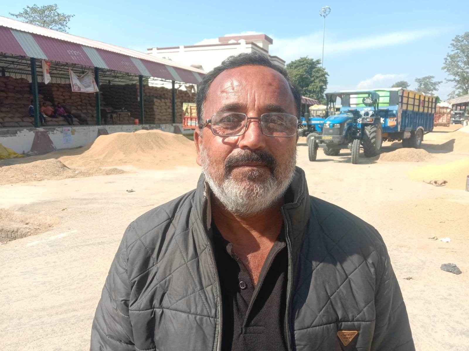 पूरनपुर मंडी समिति में क्रय केंद्र पर एक किसान का तौला जा रहा धान । संवाद पूरनपुर मंडी समिति में क्रय केंद्र पर एक किसान का तौला जा रहा धान । संवाद