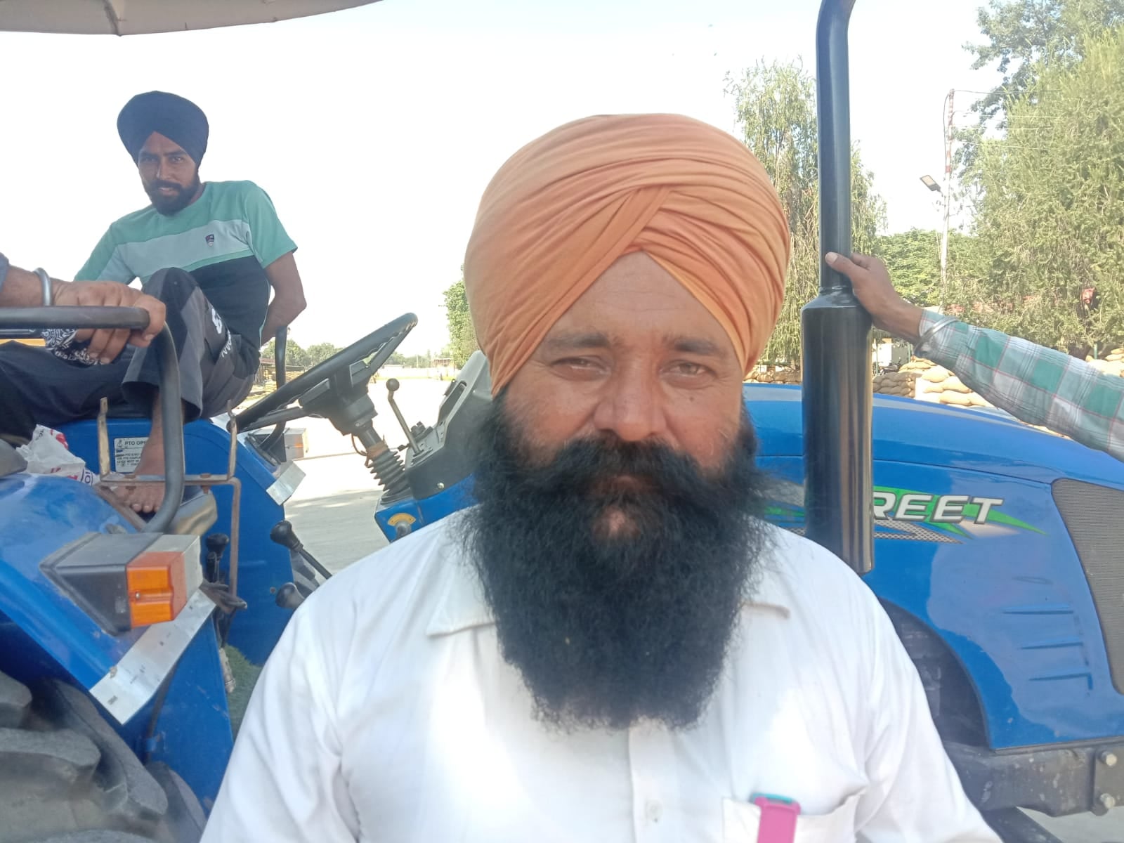 पूरनपुर मंडी समिति में क्रय केंद्र पर एक किसान का तौला जा रहा धान । संवाद पूरनपुर मंडी समिति में क्रय केंद्र पर एक किसान का तौला जा रहा धान । संवाद