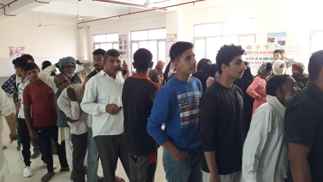शामली के जिला अस्पताल में ओपीडी कक्ष में चिकित्सक की खाली पड़ी कुसी। संवाद