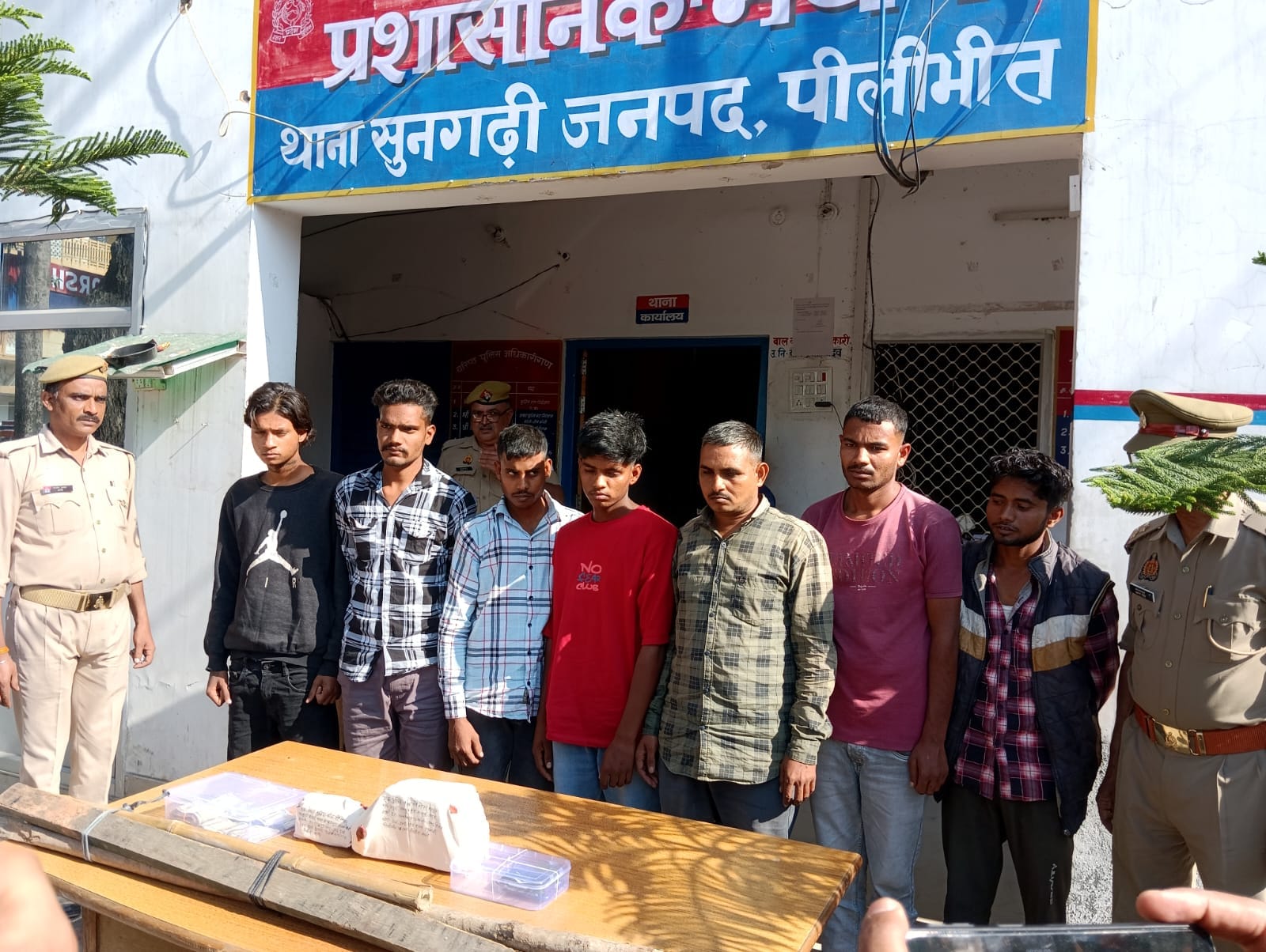 गौंहनिया रेलवे क्रांसिग के पास मौजूद एसडीएम व सीओ सिटी । संवाद
