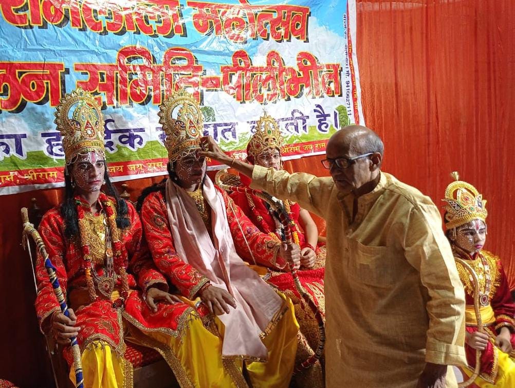 पूरनपुर रामलीला में राम वनगमन से पहले राम लक्ष्मण सीता की आरती करते तहसीलदार हबीब उर रहमान अंसा पूरनपुर रामलीला में राम वनगमन से पहले राम लक्ष्मण सीता की आरती करते तहसीलदार हबीब उर रहमान अंसा