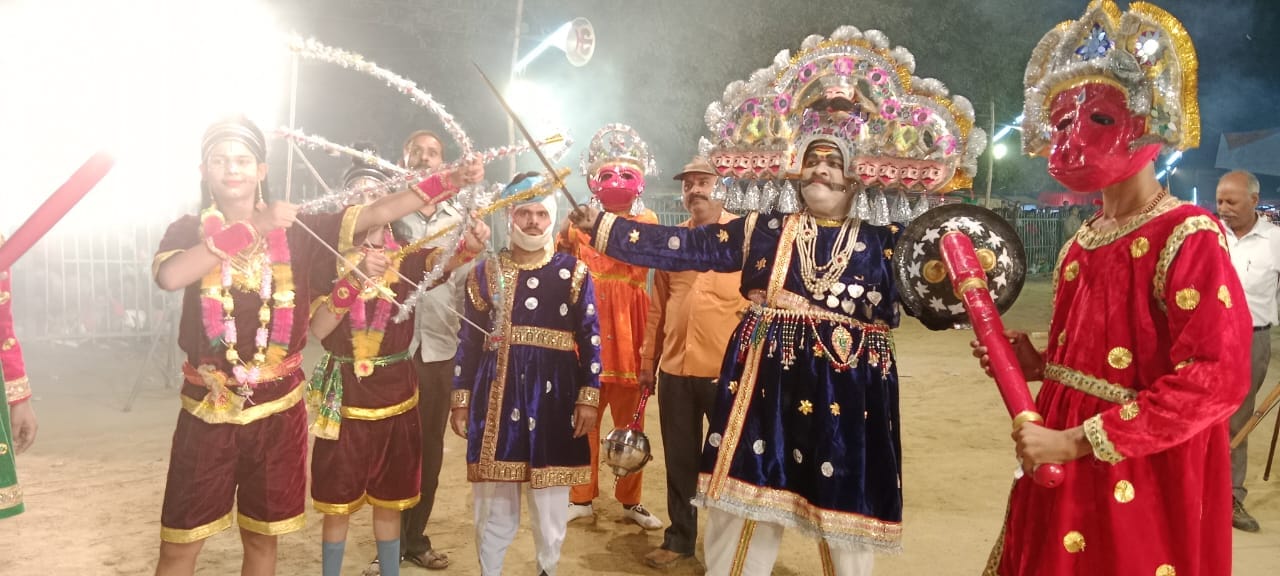 पूरनपुर रामलीला में राम वनगमन से पहले राम लक्ष्मण सीता की आरती करते तहसीलदार हबीब उर रहमान अंसा पूरनपुर रामलीला में राम वनगमन से पहले राम लक्ष्मण सीता की आरती करते तहसीलदार हबीब उर रहमान अंसा