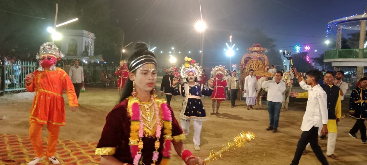 पूरनपुर रामलीला में राम वनगमन से पहले राम लक्ष्मण सीता की आरती करते तहसीलदार हबीब उर रहमान अंसा पूरनपुर रामलीला में राम वनगमन से पहले राम लक्ष्मण सीता की आरती करते तहसीलदार हबीब उर रहमान अंसा