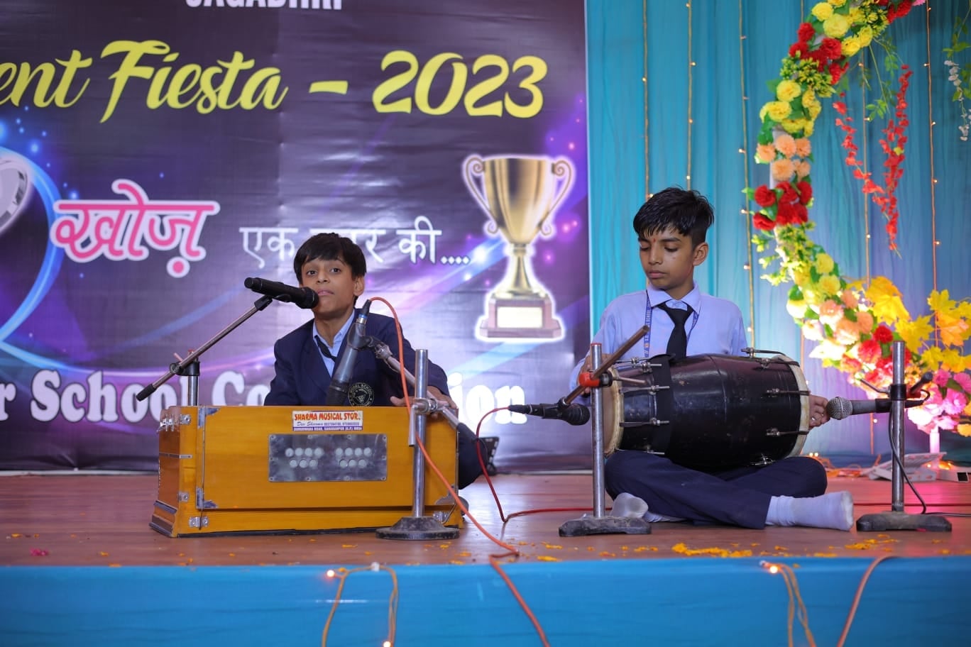 प्रतियोगिता खोज कार्यक्रम के दौरान प्रस्तुति देते विद्यार्थी। प्रतियोगिता खोज कार्यक्रम के दौरान प्रस्तुति देते विद्यार्थी।