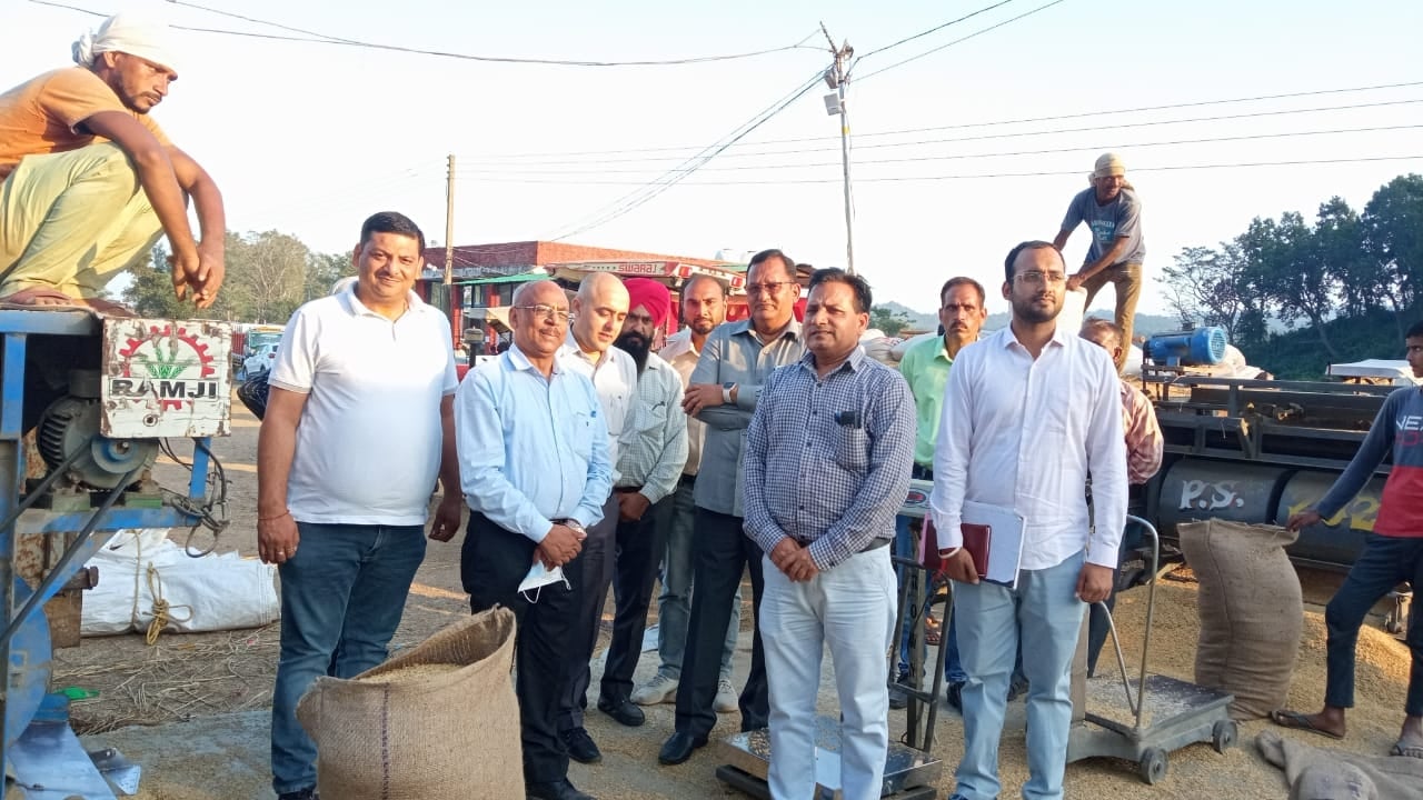 पांवटा साहिब अनाज मंडी के निरीक्षण के दौरान किसानों से बातचीत करते राज्य नागरिक आपूर्ति निगम के पांवटा साहिब अनाज मंडी के निरीक्षण के दौरान किसानों से बातचीत करते राज्य नागरिक आपूर्ति निगम के