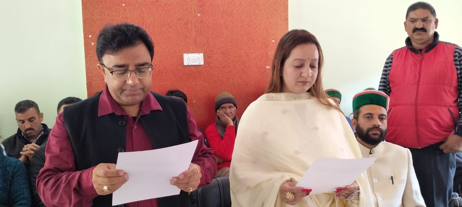 राजगढ़ में नवनिर्वाचित नपं अध्यक्ष ज्योति साहनी को पद एवं गोपनीयता की शपथ दिलाते एसडीएम राजकुमा राजगढ़ में नवनिर्वाचित नपं अध्यक्ष ज्योति साहनी को पद एवं गोपनीयता की शपथ दिलाते एसडीएम राजकुमा