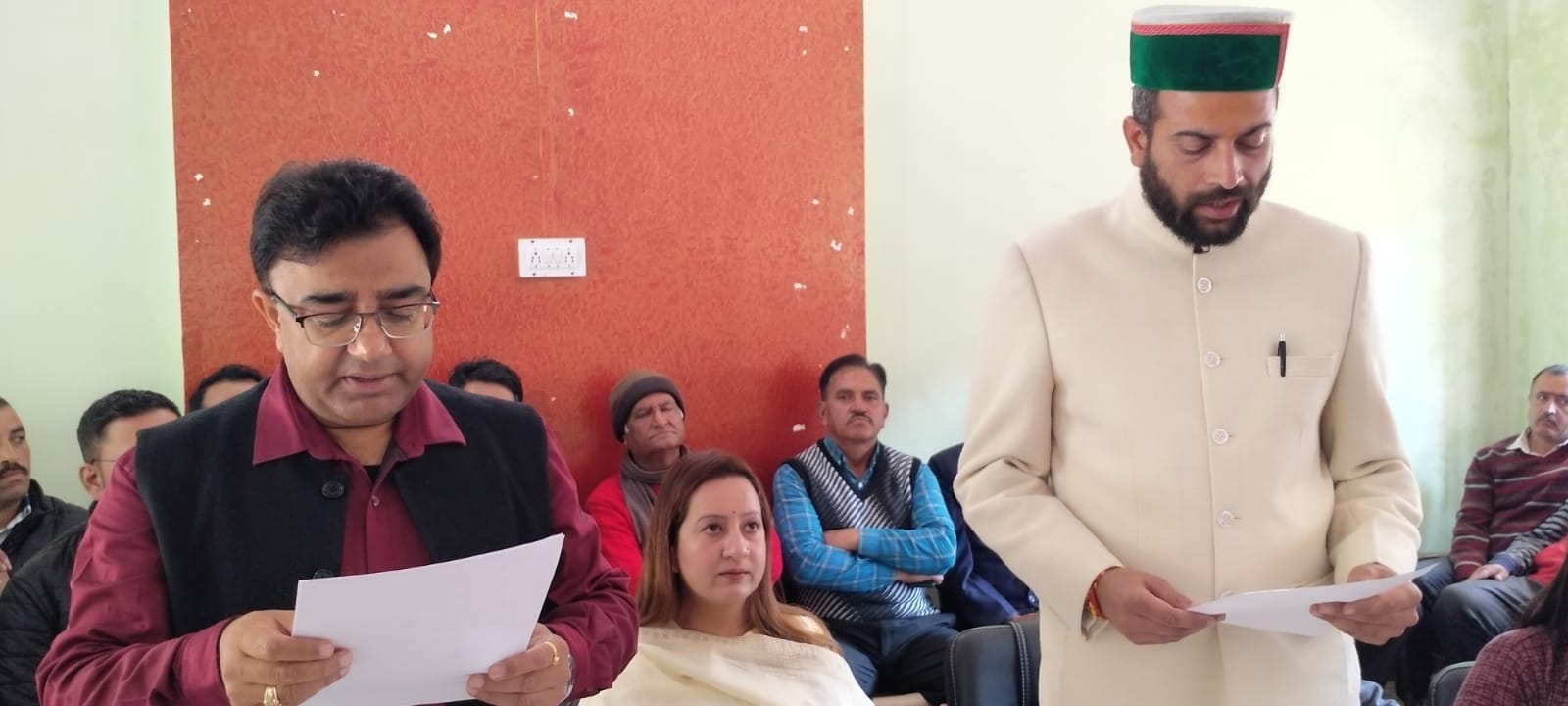 राजगढ़ में नवनिर्वाचित नपं अध्यक्ष ज्योति साहनी को पद एवं गोपनीयता की शपथ दिलाते एसडीएम राजकुमा राजगढ़ में नवनिर्वाचित नपं अध्यक्ष ज्योति साहनी को पद एवं गोपनीयता की शपथ दिलाते एसडीएम राजकुमा