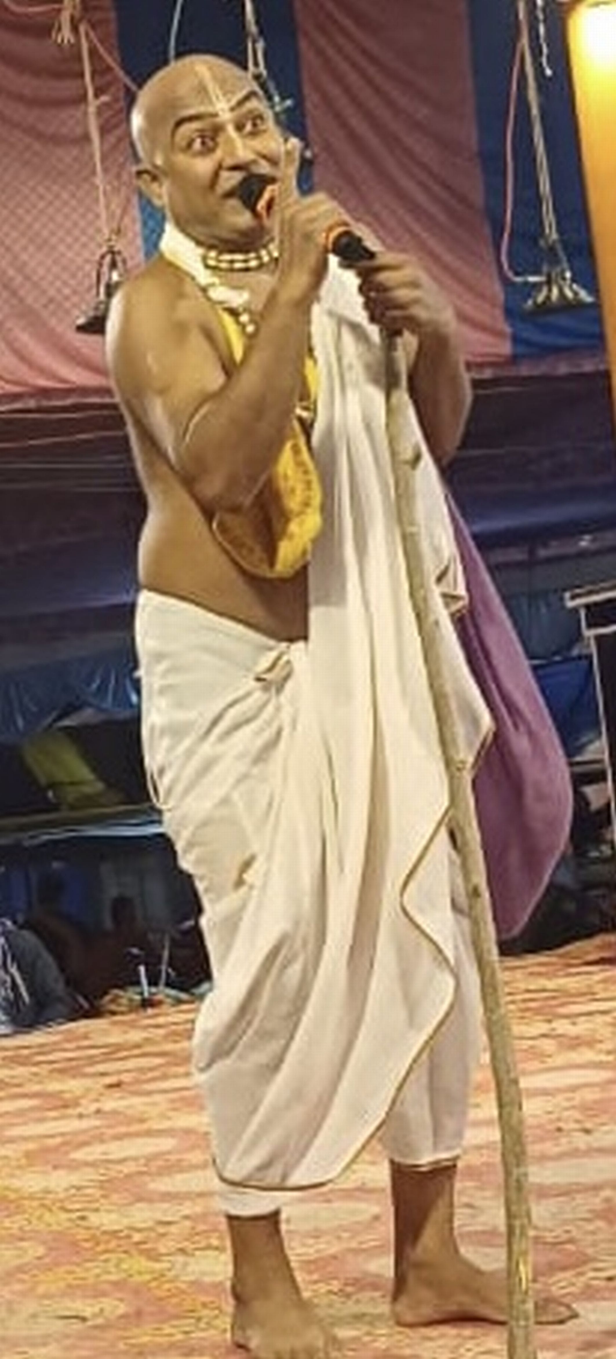 दिनेशपुर में मंच पर प्रस्तुति देते कलाकार। दिनेशपुर में मंच पर प्रस्तुति देते कलाकार।