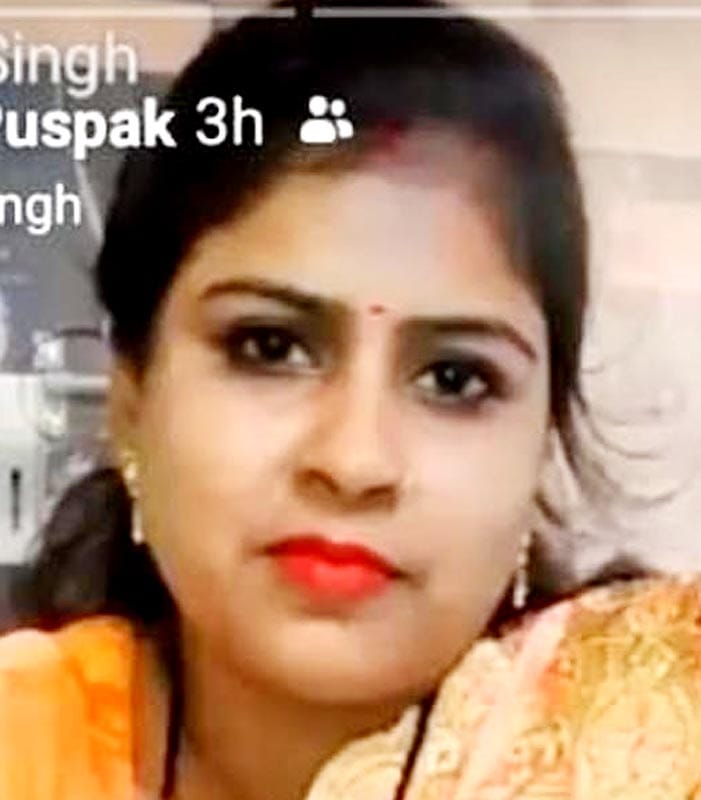 उझानी में पिपरौल निवासी रजननी की मौत के बाद घर में मौजूद रिश्तेदार महिलाएं। संवाद