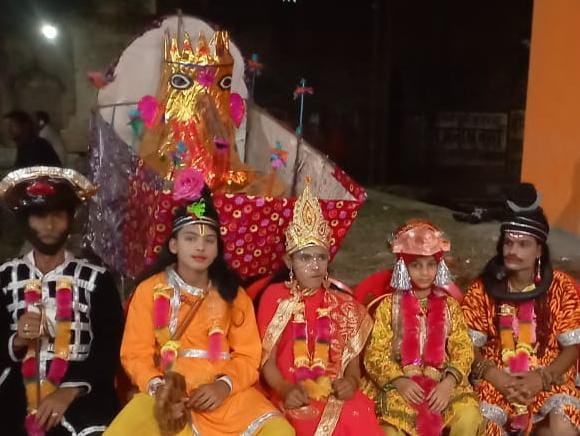 बीसलपुर रामलीला मेले में लीला का मचंन करते कलाकार । संवाद