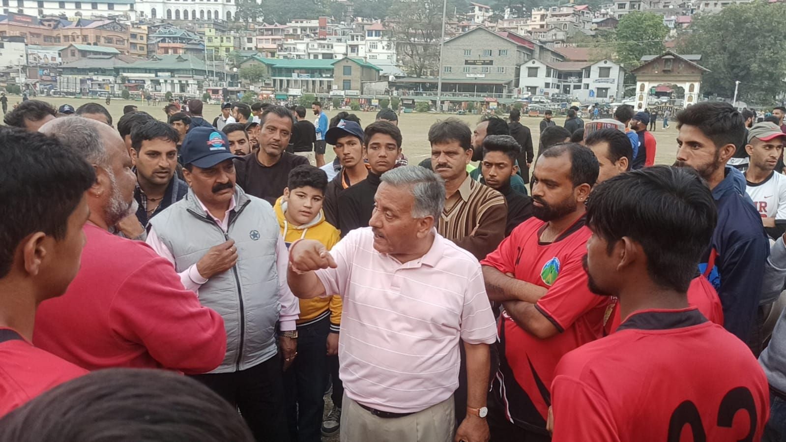 चंबा चौगान में हॉकी मैच को लेकर रेफरी द्वारा दिए गए निर्णय को लेकर आयोजन सचिव मुकेश बेदी से ब चंबा चौगान में हॉकी मैच को लेकर रेफरी द्वारा दिए गए निर्णय को लेकर आयोजन सचिव मुकेश बेदी से ब