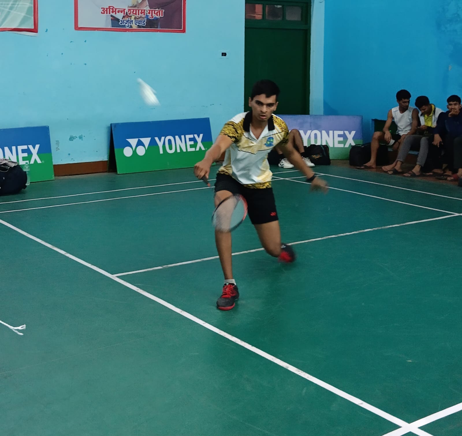 गांधी स्टेडियम में आयोजित बैडमिंटन प्रतियोगिता में खेलते खिलाड़ी । संवाद