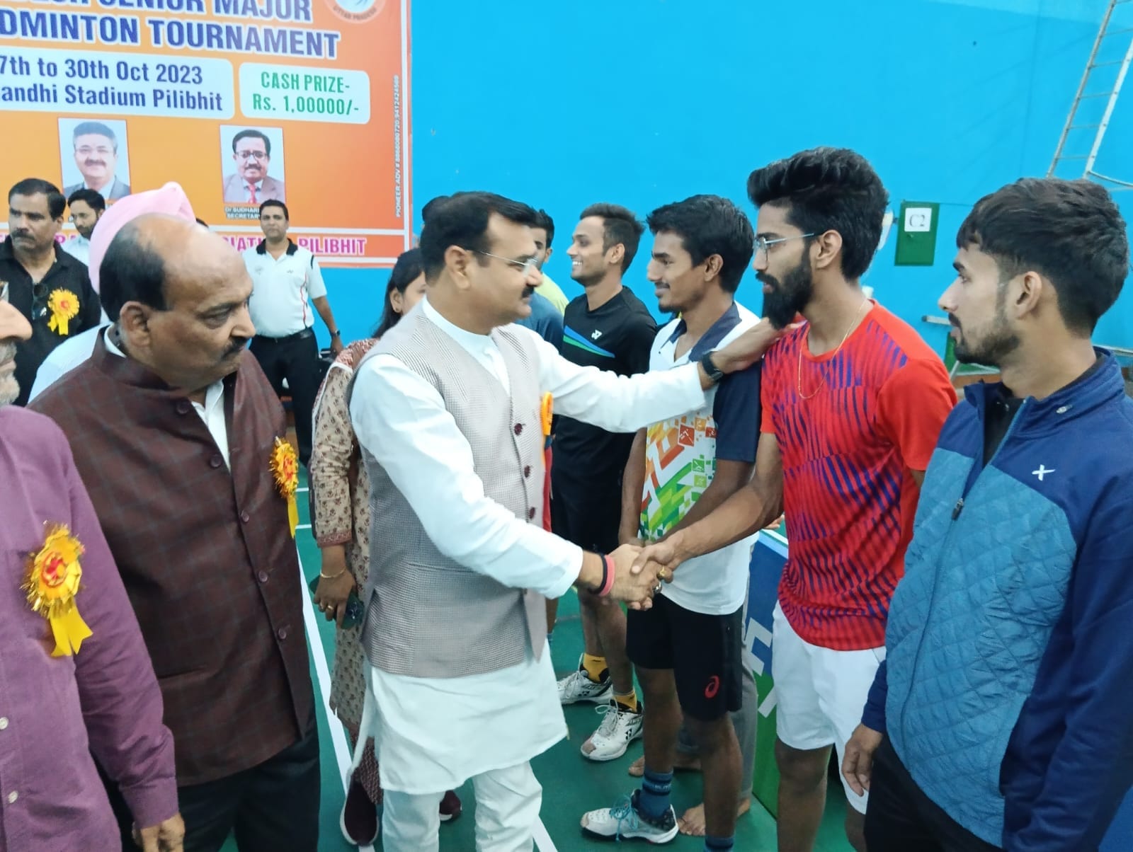 गांधी स्टेडियम में आयोजित बैडमिंटन प्रतियोगिता में खेलते खिलाड़ी । संवाद