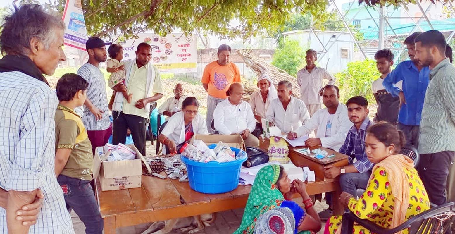 गांव नाहिल में सफाई करते कर्मचारी। स्रोत बीडीओ
